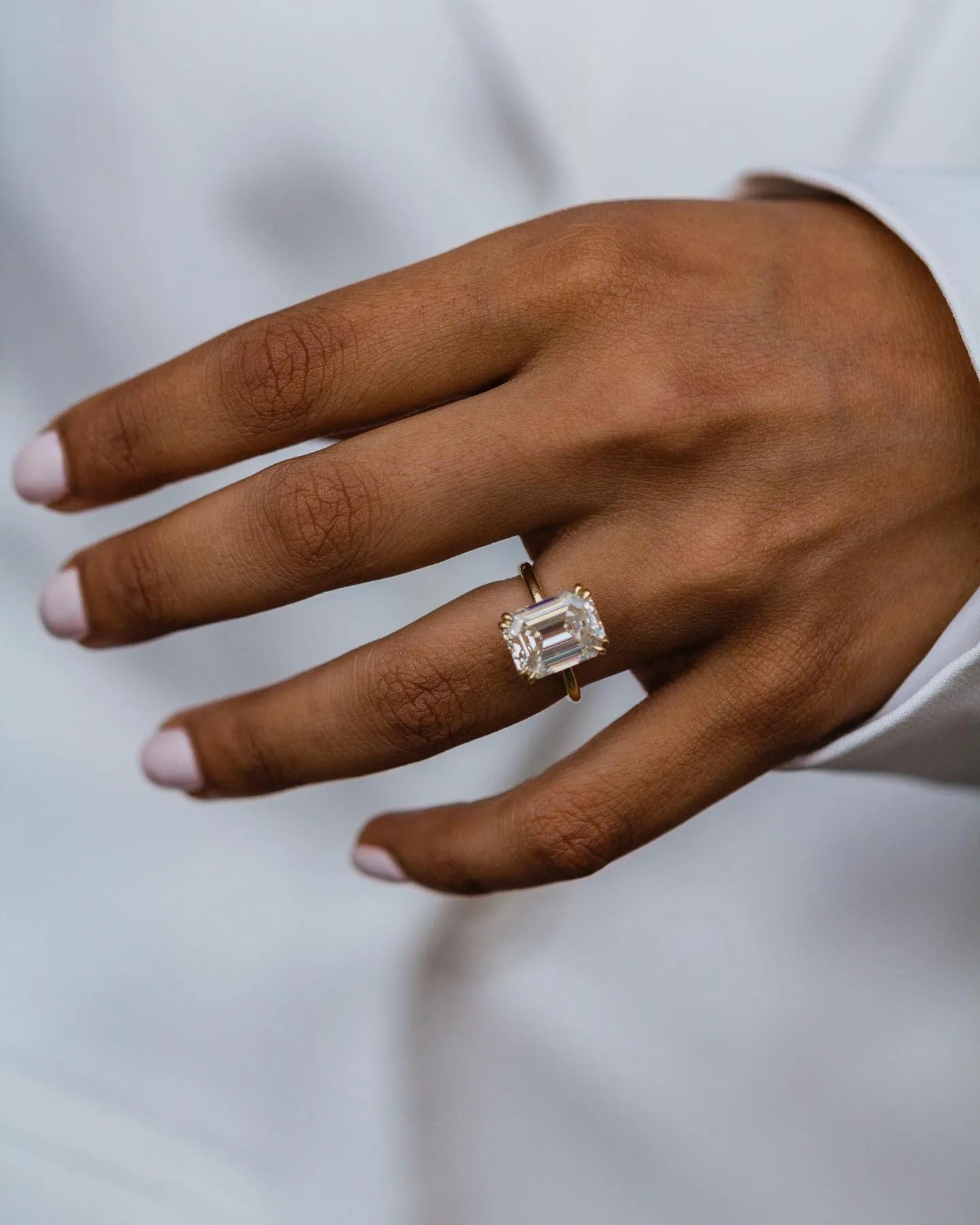 Moissanite Ring - แหวนหมั้นโมอิสซาไนต์ทรงเอเมอรัลด์คัท 6 กะรัต สไตล์วินเทจจาก Old Mine,