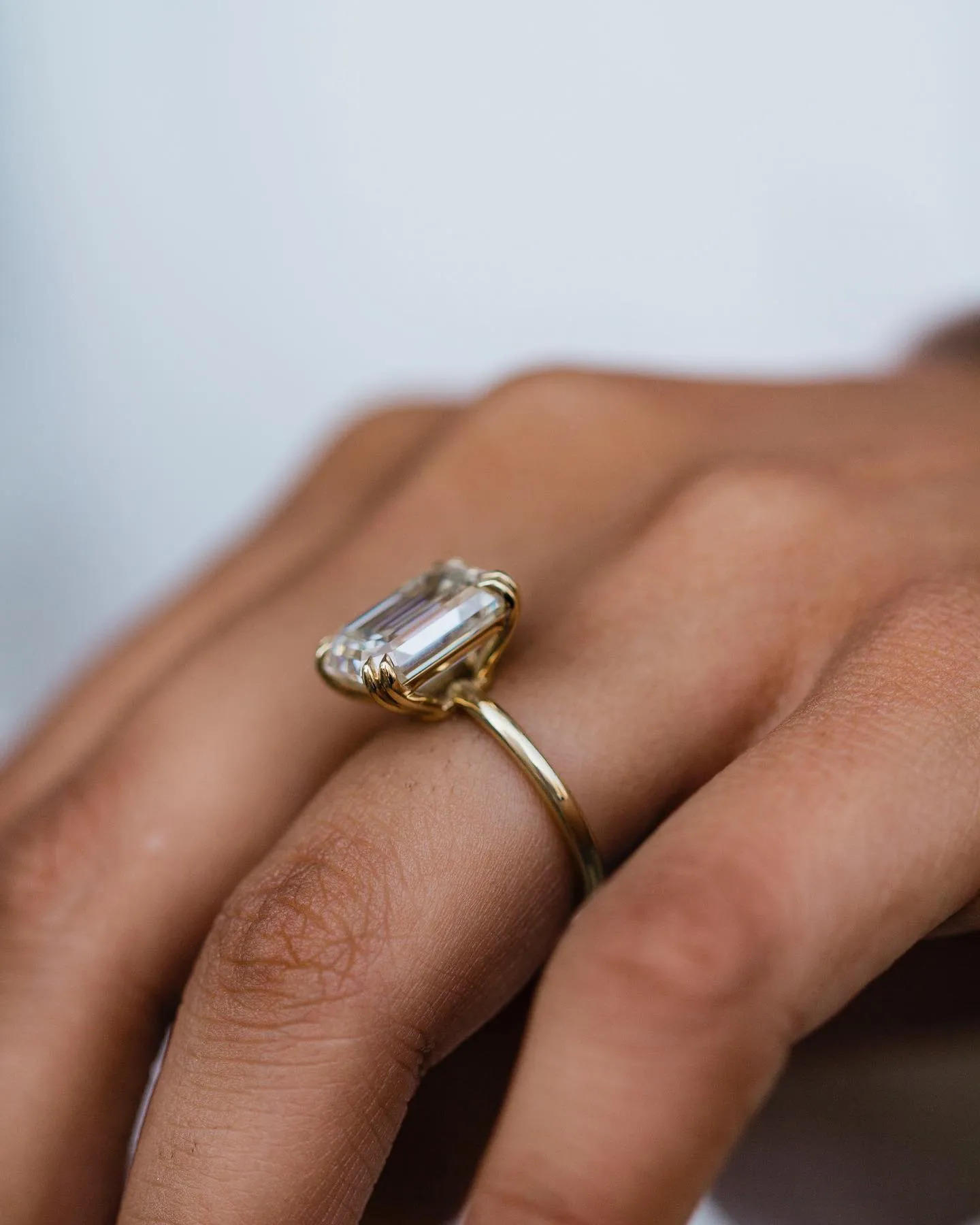 แหวนหมั้นโมอิสซาไนต์ทรงเอเมอรั - Moissanite Ring บทวิจารณ์และราคา